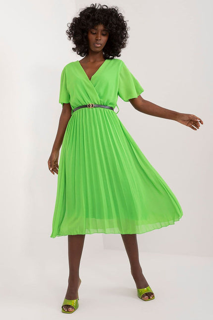 Robe verte plissée midi chic avec ceinture, idéale pour cocktail ou soirée, manches courtes et col en V.