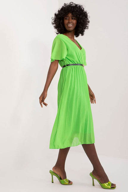 Robe verte plissée midi chic pour cocktail ou événement, style élégant avec manches courtes et silhouette trapèze.