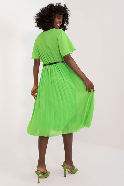 Robe verte plissée midi chic avec manches courtes pour cocktail ou événement estival.