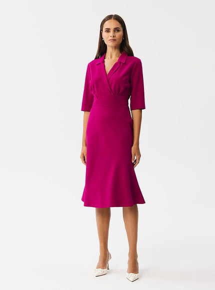 Robe rose midi élégante pour soirée, manches courtes, col en V, silhouette trapèze, idéale pour évènements chics et cocktails.