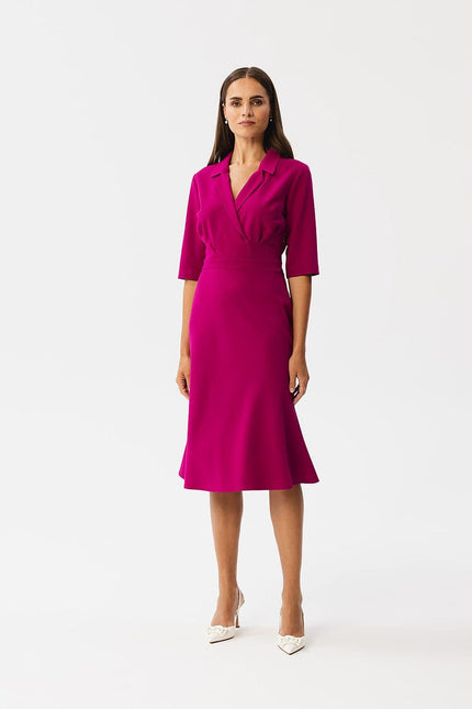 Robe rose midi élégante pour soirée, manches courtes, col en V, silhouette trapèze, idéale pour évènements chics et cocktails.