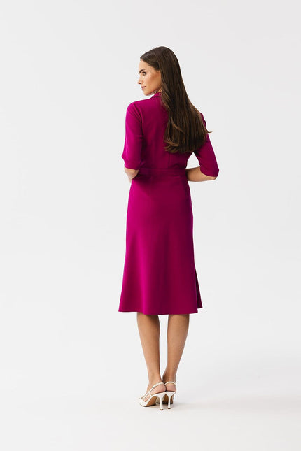 Robe rose midi élégante pour soirée avec manches courtes et silhouette trapèze, parfaite pour cocktail ou événement chic.