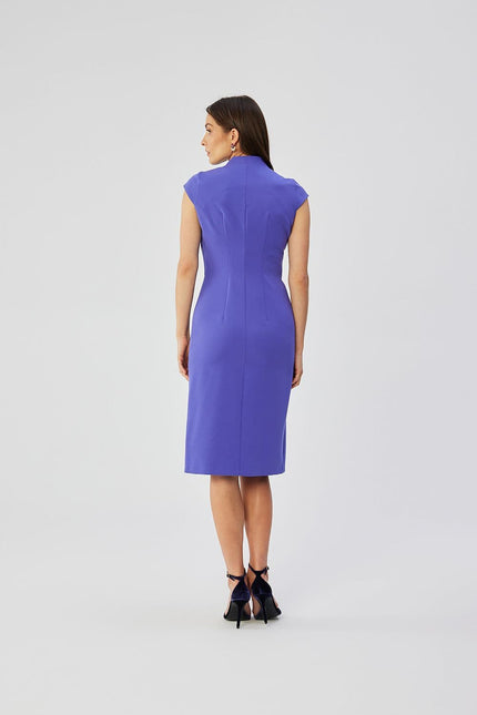 Robe cocktail violette midi chic sans manches pour femme, silhouette droite élégante, idéale pour soirées et événements.