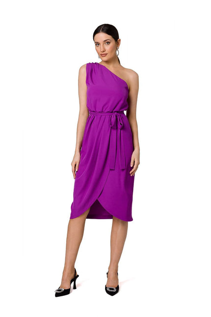 Robe cocktail violette midi sans manches style chic et élégant pour événements formels et soirées.