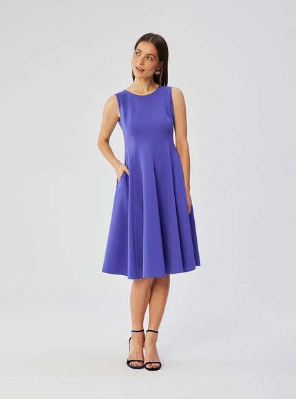 Robe bleue midi chic pour cocktail sans manches à silhouette trapèze, parfaite pour événement élégant et tendance.