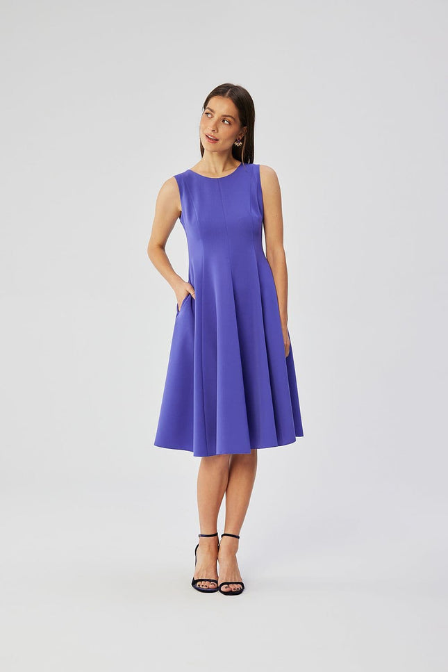 Robe bleue midi chic pour cocktail sans manches à silhouette trapèze, parfaite pour événement élégant et tendance.