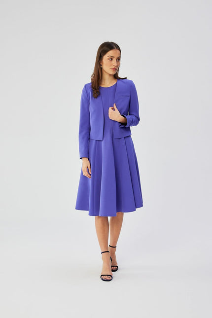 Robe bleue midi cocktail sans manches avec veste assortie pour femme, style élégant et chic.