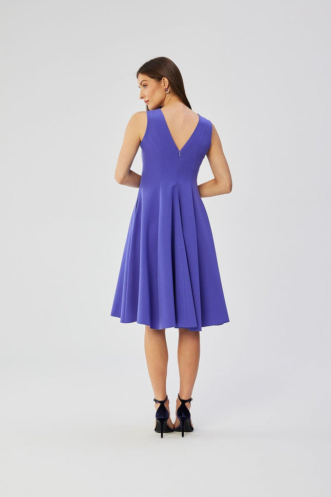 Robe bleue midi cocktail sans manches trapèze pour soirée élégante.