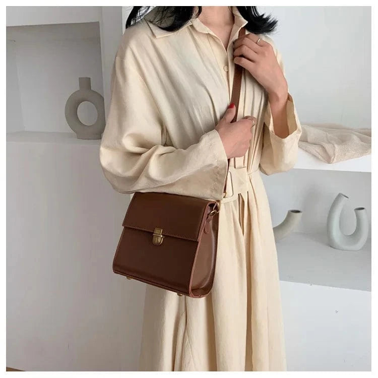 sac à bandoulière marron en cuir avec design chic idéal pour look décontracté ou sortie citadine