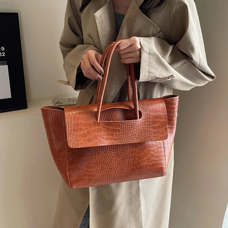 sac crocodile marron clair pour soirée chic ou mariage, accessoire élégant et tendance femme