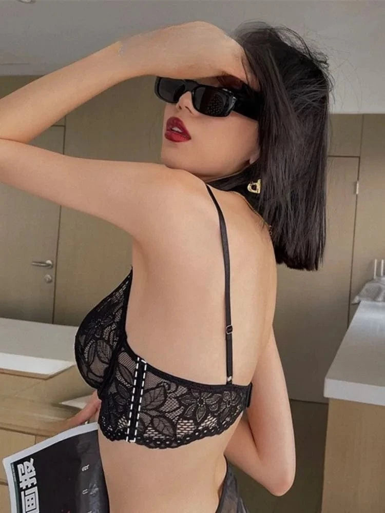 soutien-gorge sexy noire en dentelle pour soirée chic, décolleté profond et style séduisant