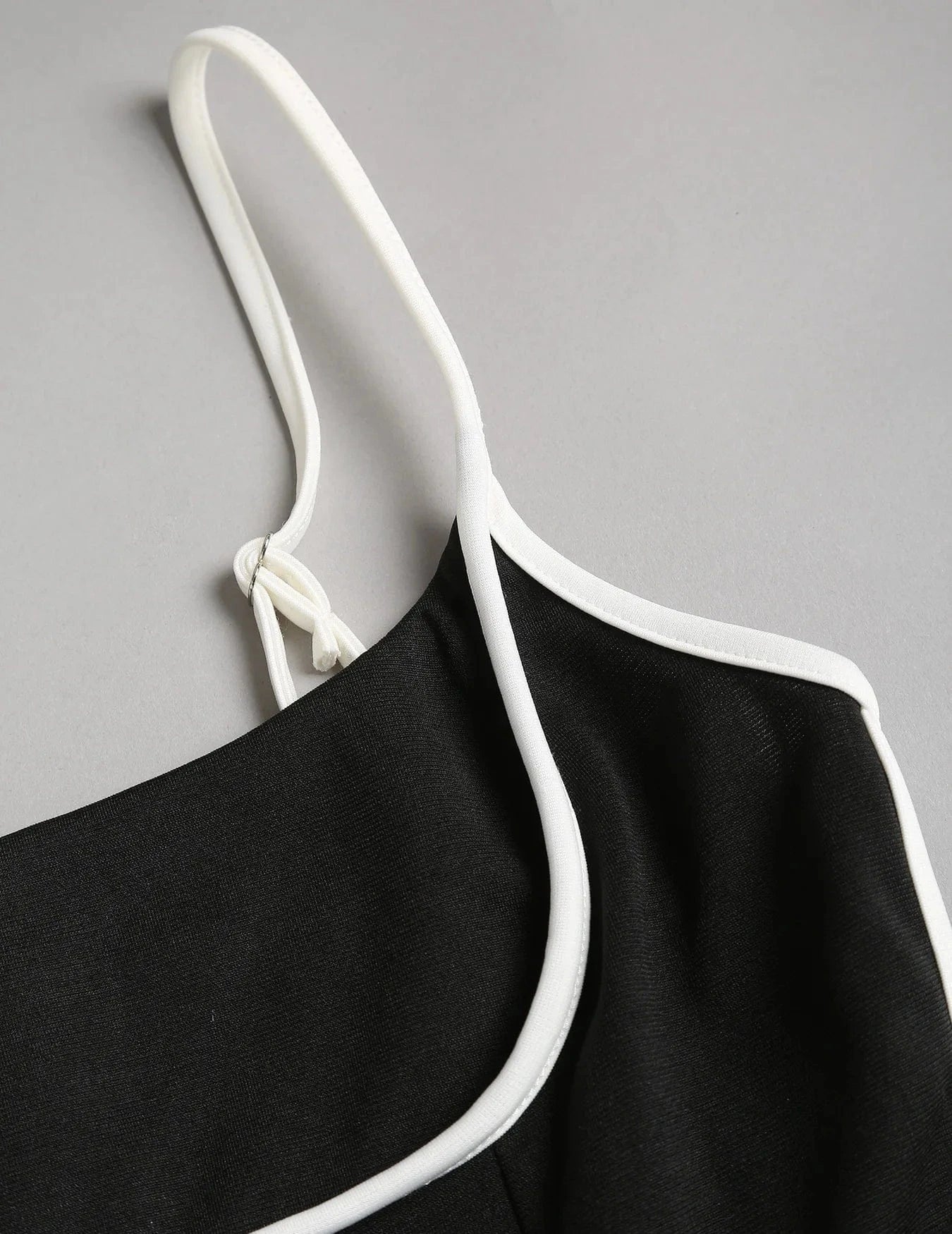 robe de soirée moulante longue chic pour soirée mariage en satin couleur bordeaux manches longues