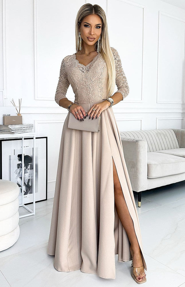 Robe de soirée longue beige chic pour mariage invité, avec manches longues en dentelle et silhouette moulante avec fente élégante.