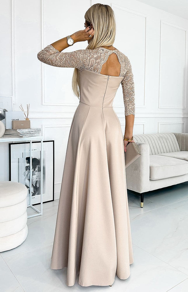 Robe de soirée longue beige chic avec manches en dentelle, parfaite pour un cocktail ou un mariage.