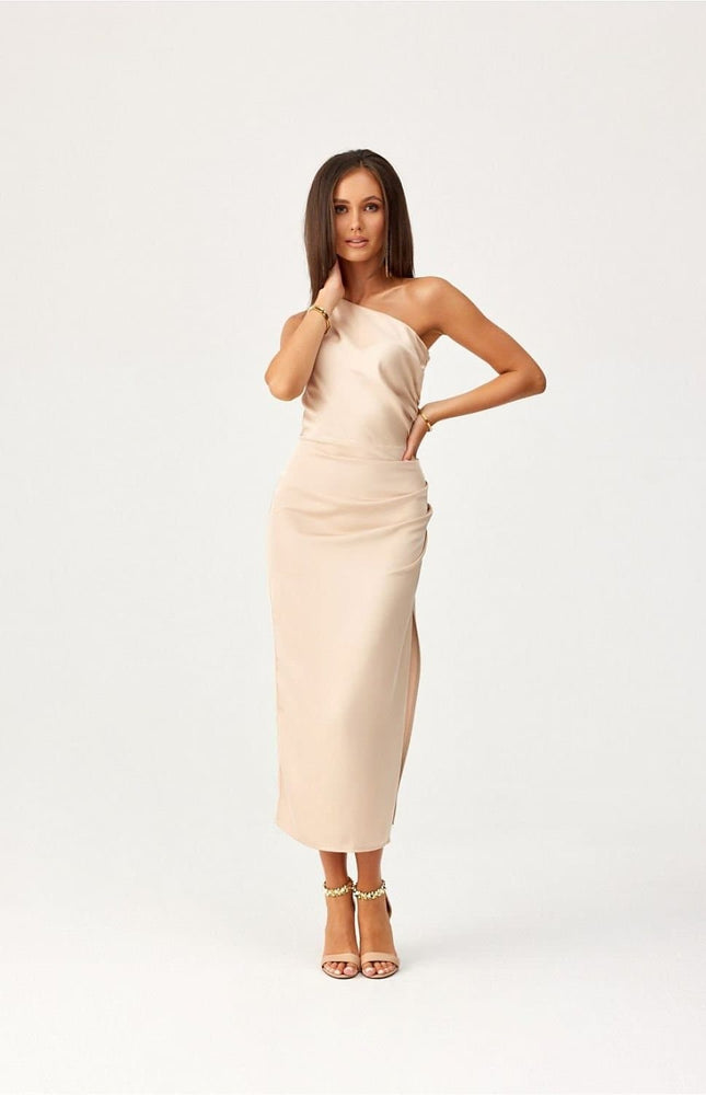 Robe de soirée midi champagne sans manches avec silhouette droite et décolleté asymétrique pour cocktail ou gala, chic et élégante.