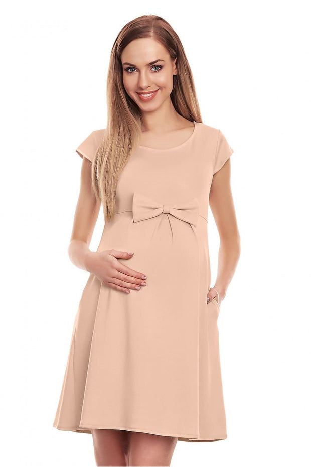 Robe de grossesse beige courte décontractée avec noeud pour un style chic et confortable, idéale pour tous les jours.