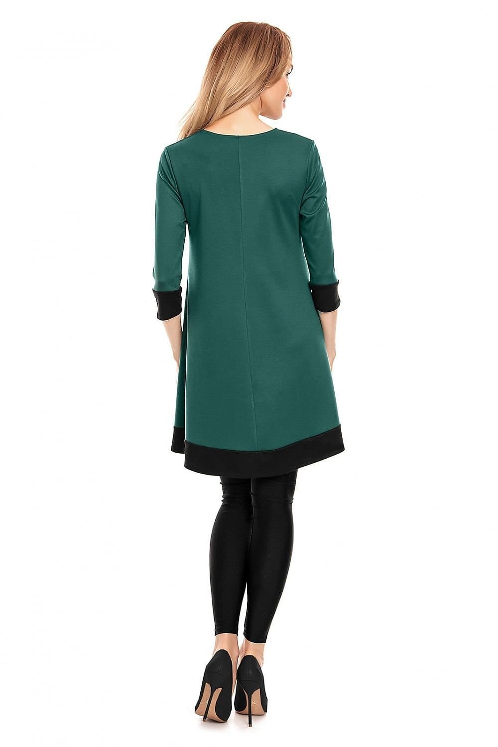 Robe de grossesse verte mi-longue chic avec manches longues pour un confort élégant et moderne.