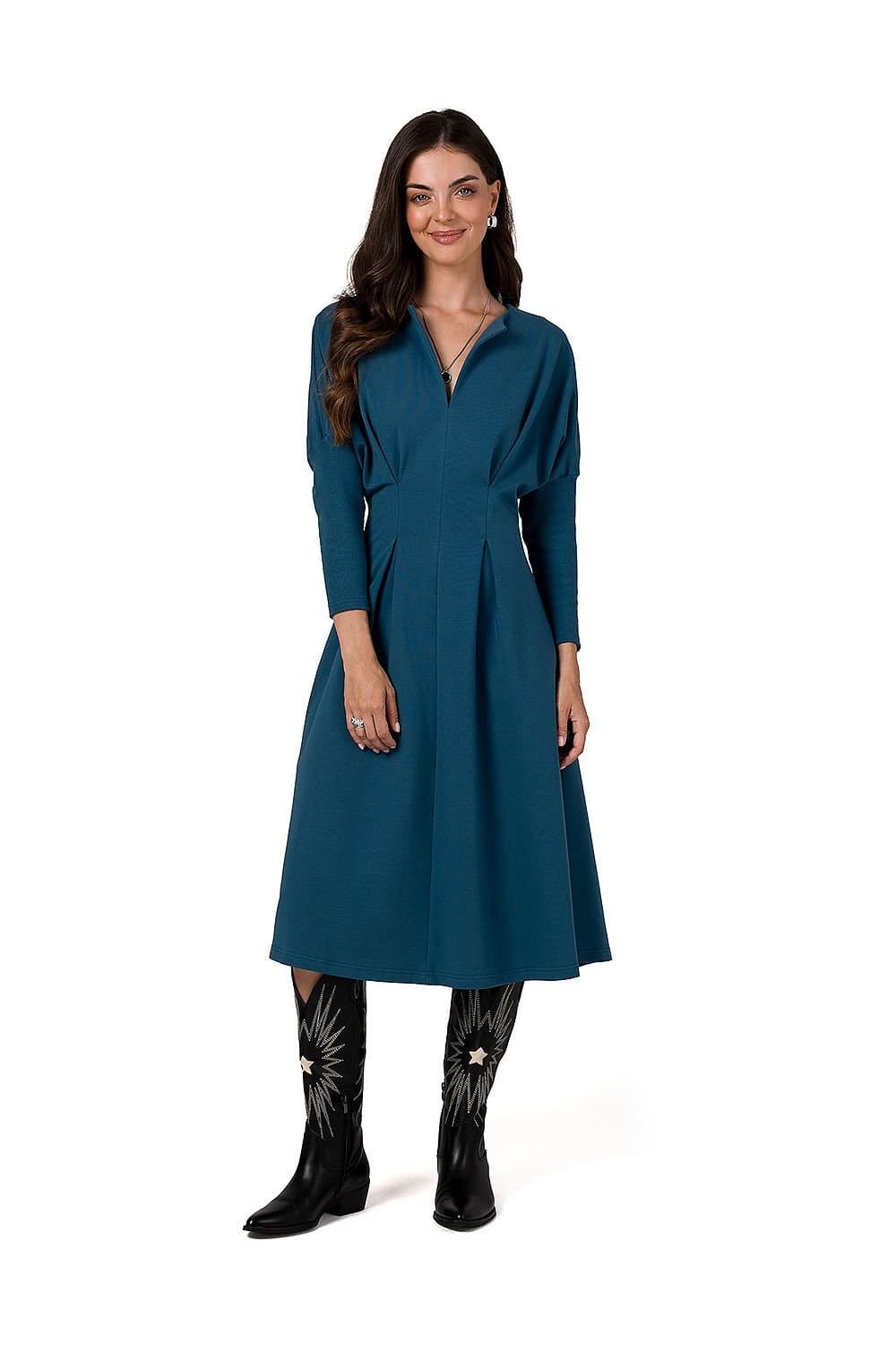 Robe habillée manche longue bleue mi-longue pour soirée élégante, coupe trapèze avec décolleté en V, idéale pour cocktail ou événement.